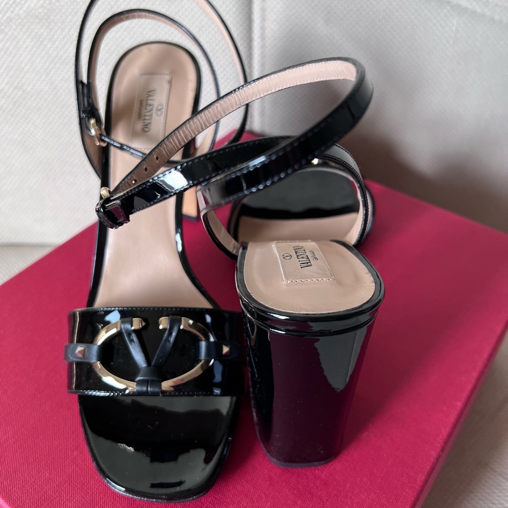 Valentino Garavani V-Rivet block heels. - Picture 5 of 10